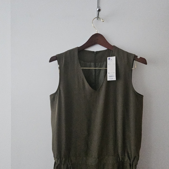 ✨Gu NWT V-Neck Olive Jumpsuit Size XL✨ - Picture 3 of 9